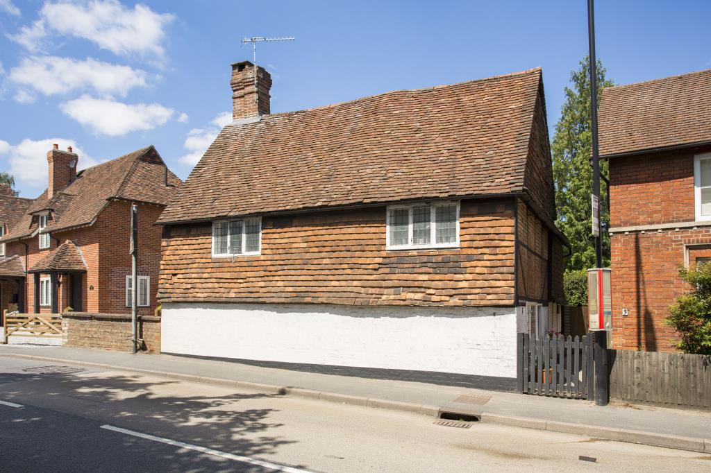 Lot: 97 - DETACHED CHARACTER PROPERTY IN POPULAR COMMUTER VILLAGE - Front of the property